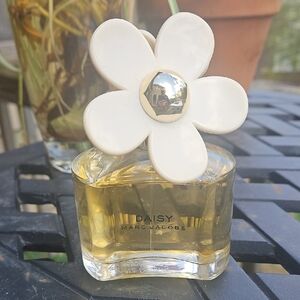 Marc Jacobs Daisy Eau de Toilette — White & Gold Bottle